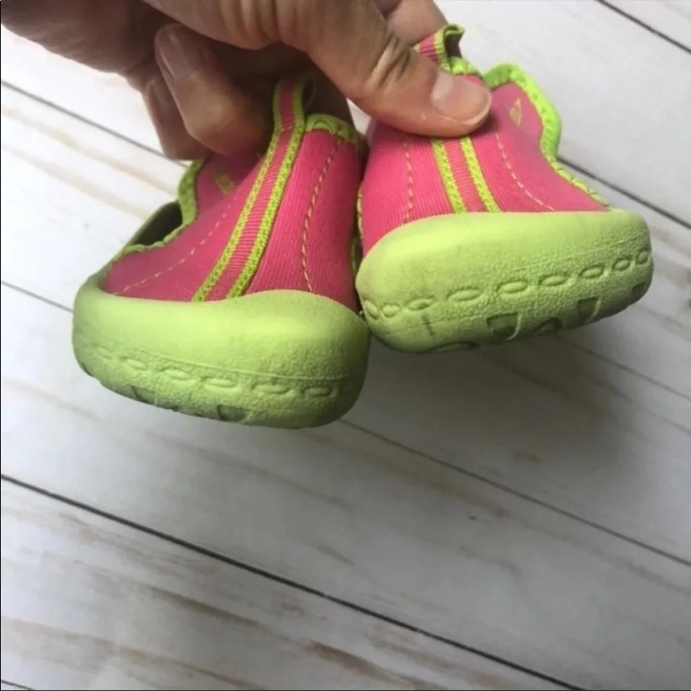Size small 5/6. Speedo water shoes